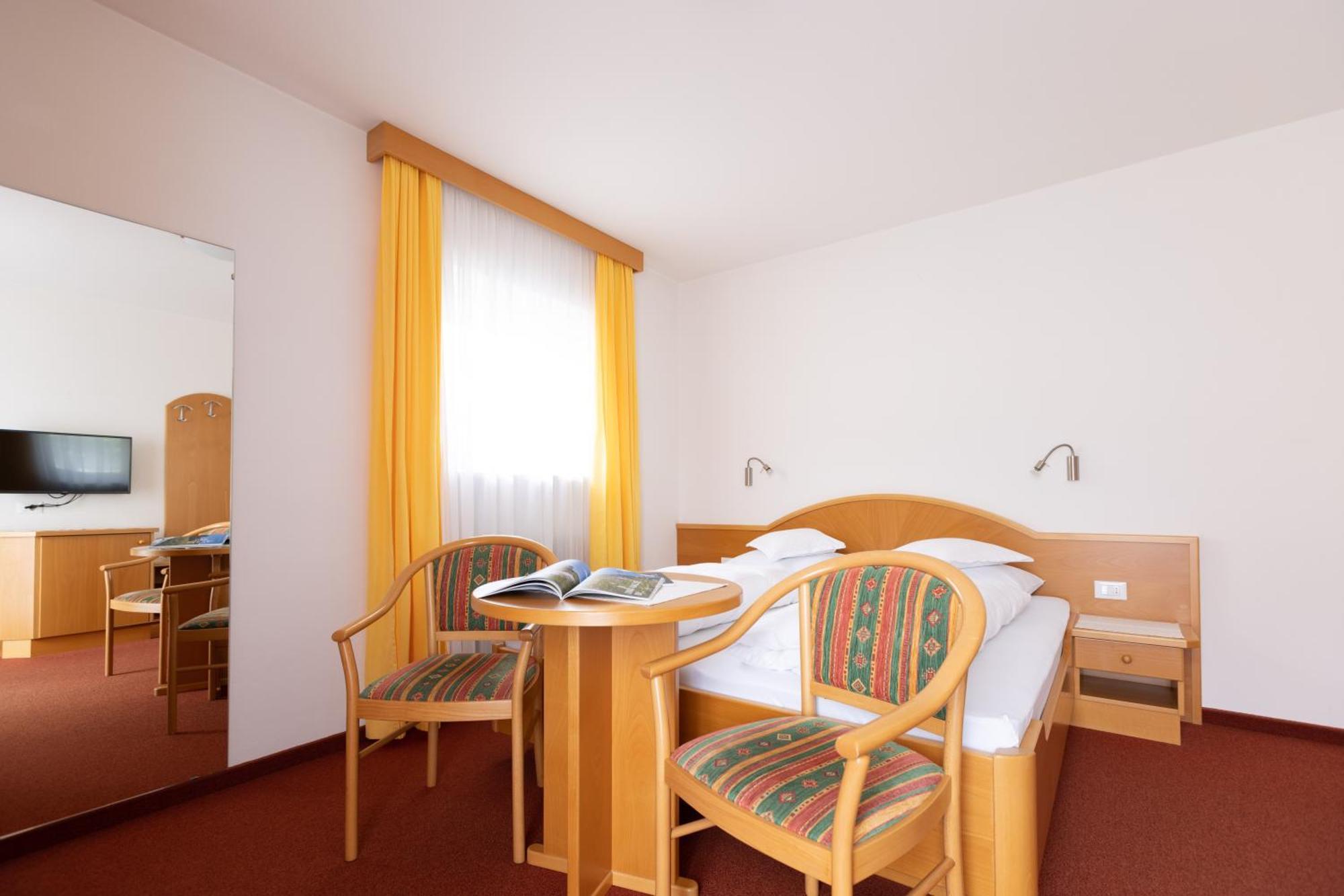 Garni Juval Hotel Tirolo Exterior foto